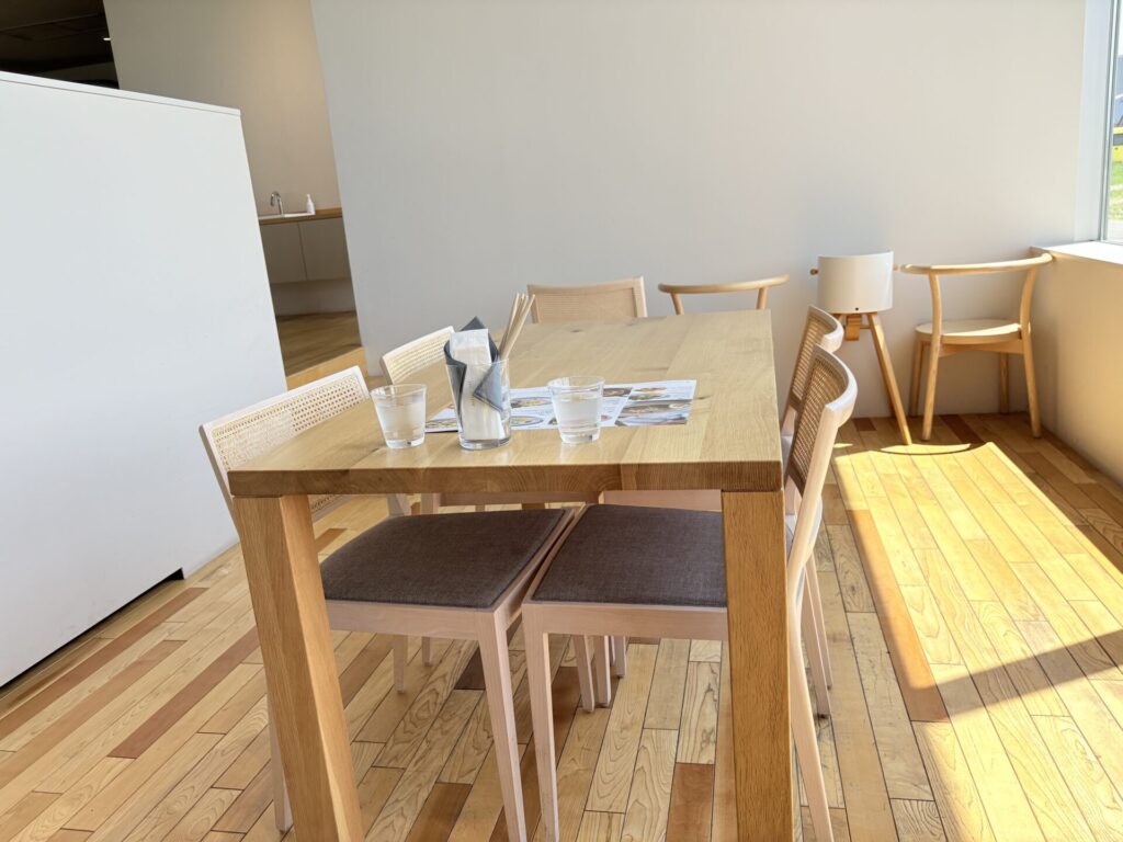 SHIRO砂川本店 SHIRO CAFE テーブル席