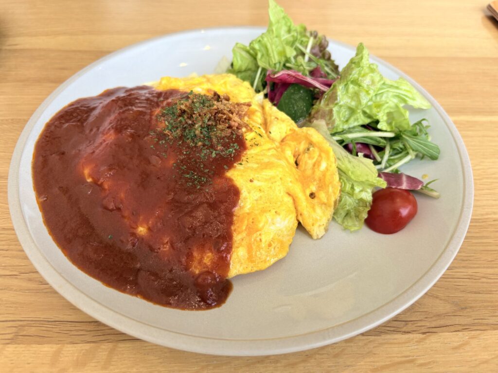 SHIRO砂川本店 SHIRO CAFE メニュー オムライス 自家製トマトソース(税込1,650円)