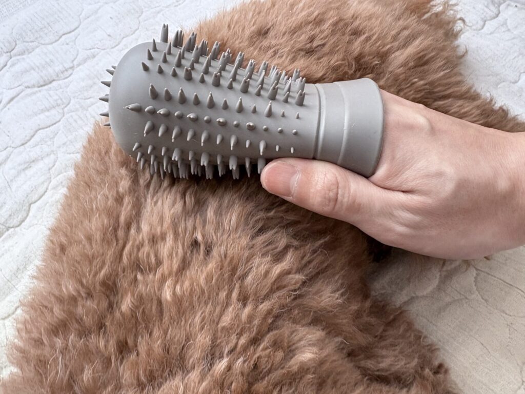 犬用足洗いカップ「ジャブラ」 ブラッシング